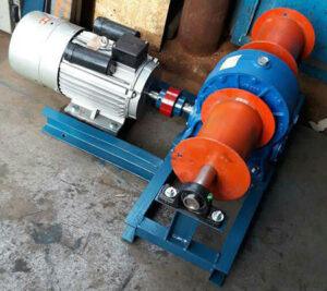 وینچ صنعتی در حال جابهجایی بار در خط تولید