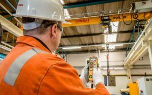 وینچ صنعتی در حال کار در کارخانه