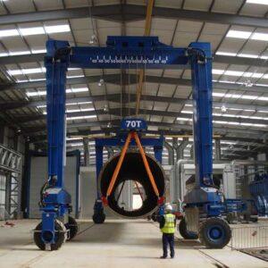 جرثقیل سقفی صنعتی در حال سرویس و نگهداری