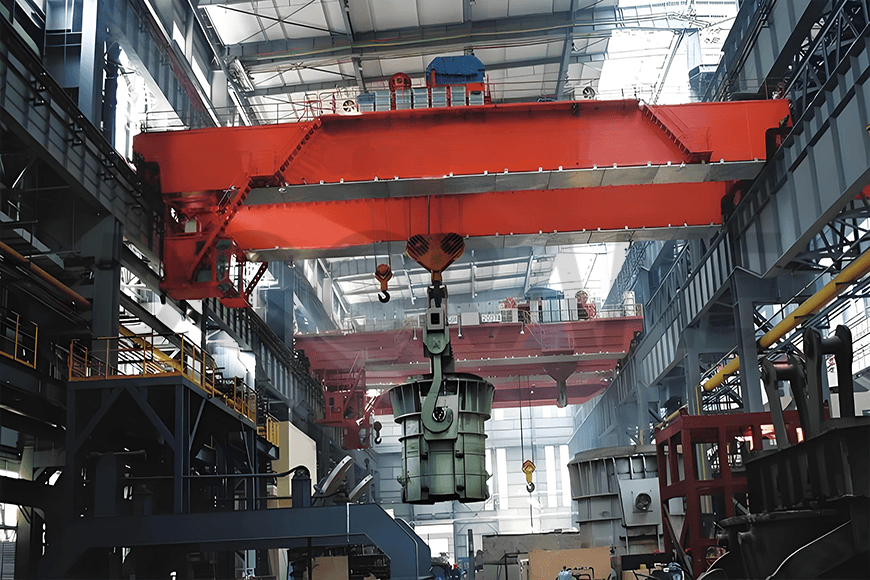 جرثقیل صنعتی سقفی در خط تولید کارخانه ماشین‌سازی