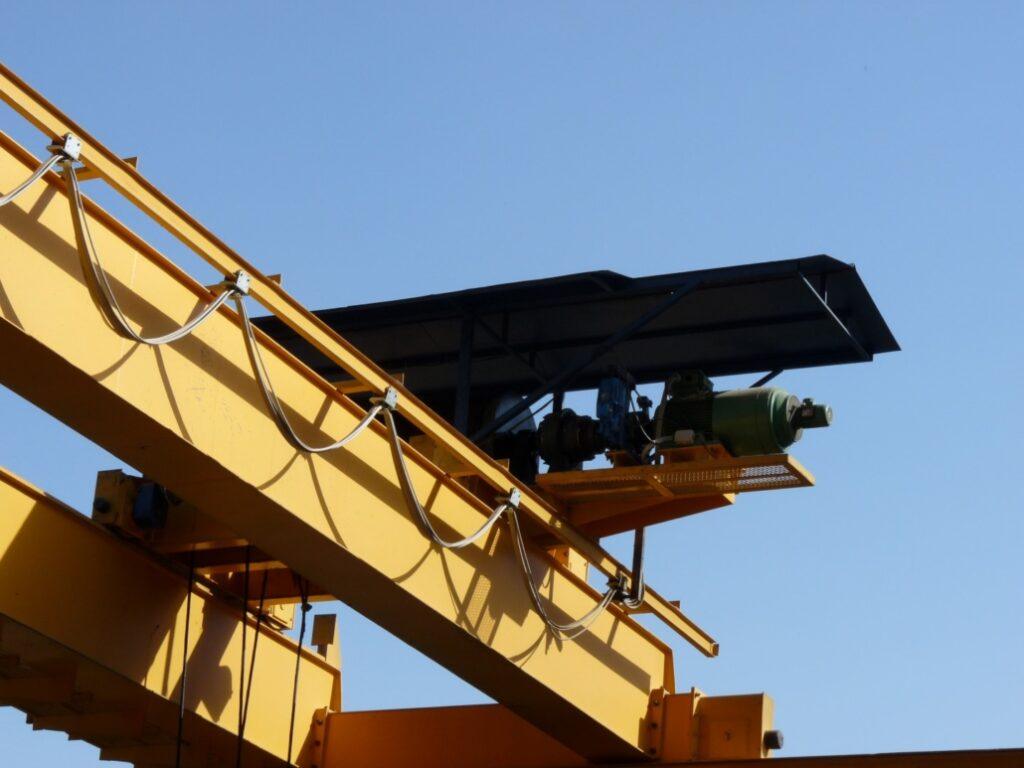 وینچ جرثقیل در حال جابه‌جایی بار در خط تولید صنعتی