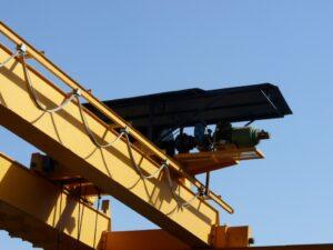 وینچ جرثقیل در حال جابهجایی بار در خط تولید صنعتی