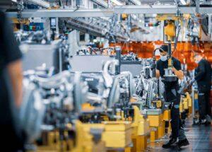 خط تولید صنعتی مدرن در واحد تولیدی