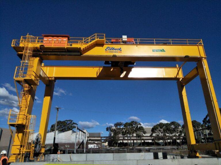 سیستم جرثقیل دروازه‌ ای صنعتی در محوطه صنعتی