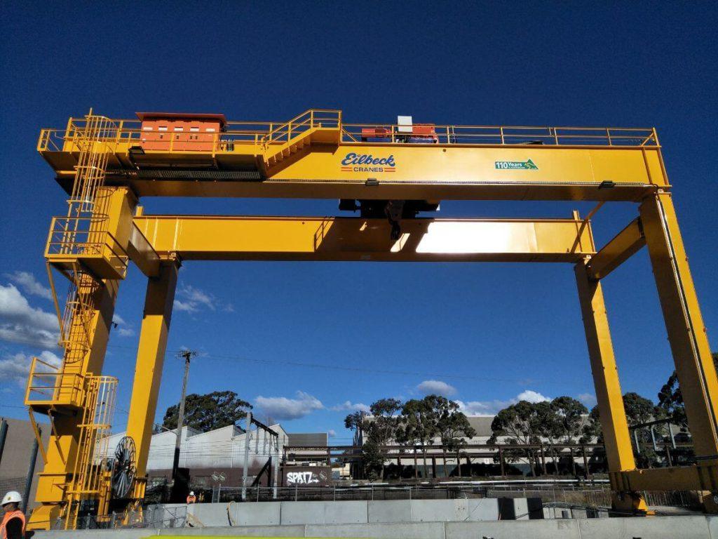 سیستم جرثقیل دروازه‌ ای صنعتی در محوطه صنعتی